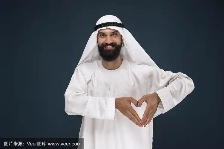 阿拉伯沙特人在深蓝色的工作室背景