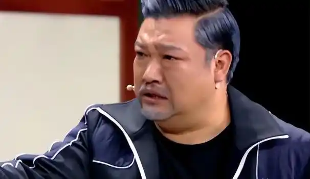 在喜剧界,曾有多位喜剧大咖竖起大拇指,称赞贾冰为大师级别的喜剧人