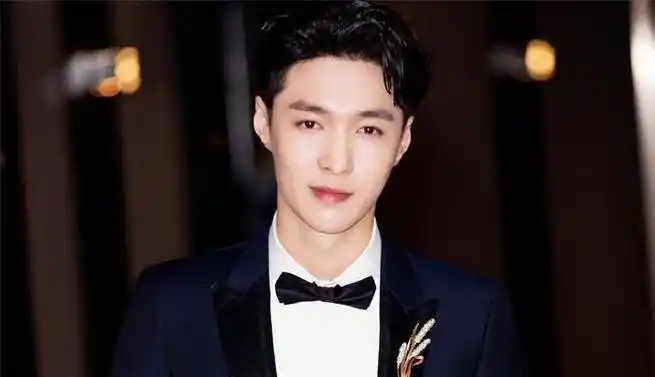 原创张艺兴户外吸烟一览详细情况了解其现实中的样子