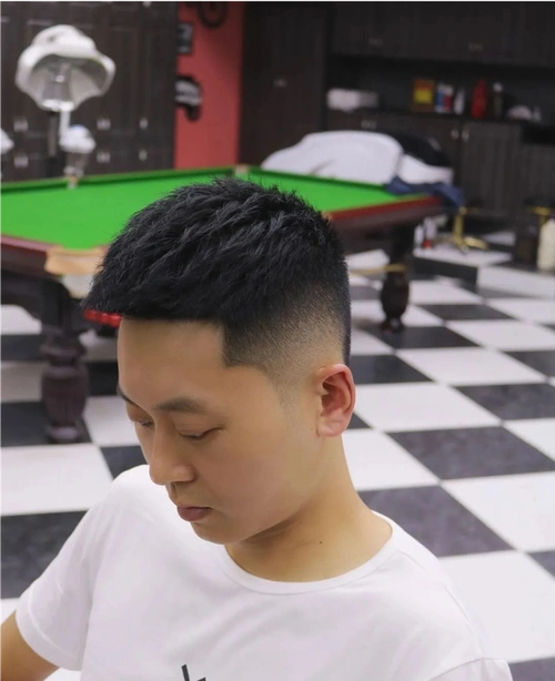 一种是两侧推短,一种是男士碎发,如果这两种发型进行pk的话,你更喜欢