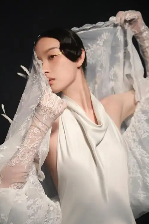 倪妮冰泪波纹盘发封面