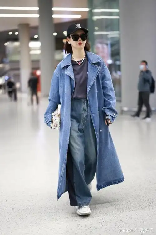 戚薇,作为一位时尚感十足的女星,她的穿搭总是备受关注.