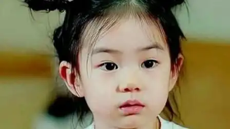 有种"意外"叫戚薇生了个自己,童年照和现在的女儿一样,分不清