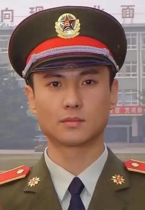 沈腾1979年出生在黑龙江齐齐哈尔一个军人家庭,父亲年轻时是海军业余