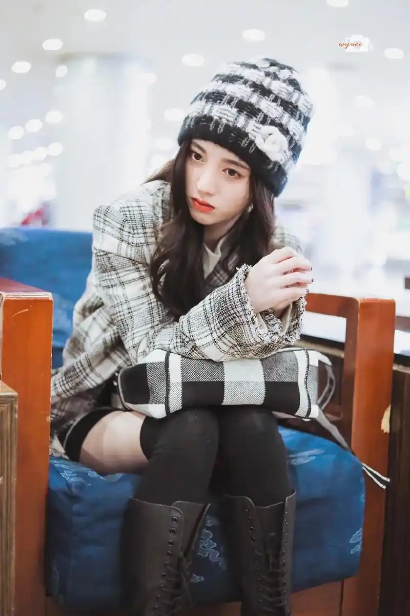 鞠婧祎机场私服,冬日里的格子元素,暖暖的,甜甜的