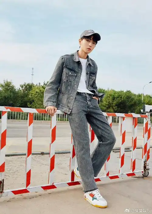 王俊凯巴黎时装周