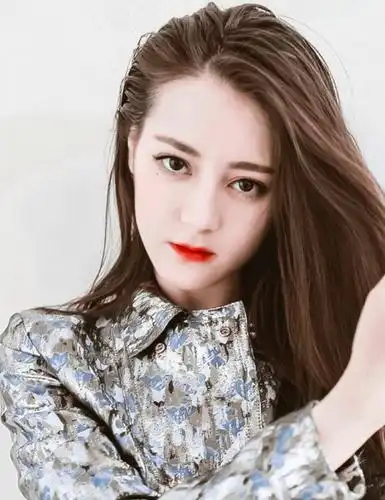 迪丽热巴每张照片都美艳到犯规,不料却引起警察叔叔注意,就服她