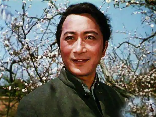 1948年,孙道临出演了他人生的第一部电影《大团圆》,27岁的他出演一位