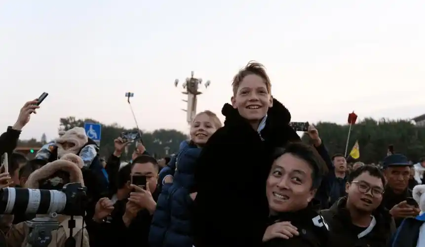 定居威海的澳大利亚少年天安门广场圆功夫梦_安东_武术_中国