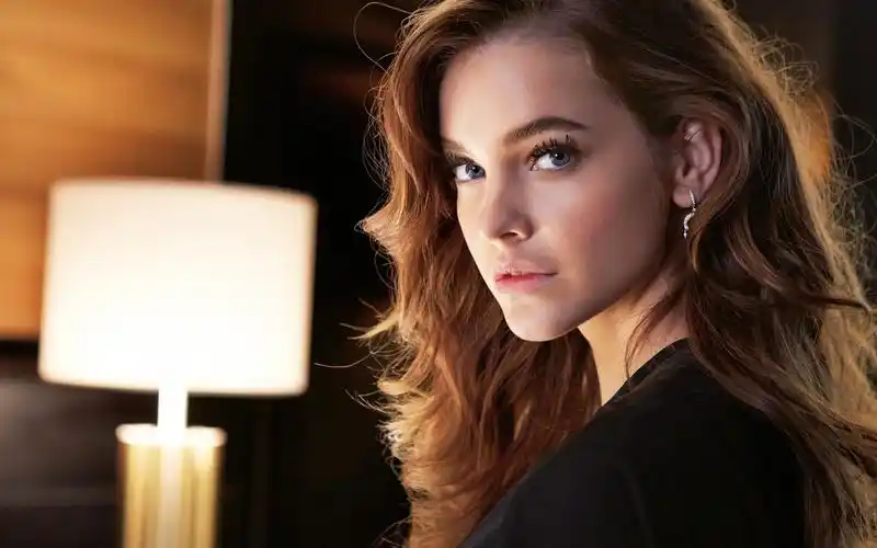 卧房内性感的长发欧美美女侧颜高清壁纸