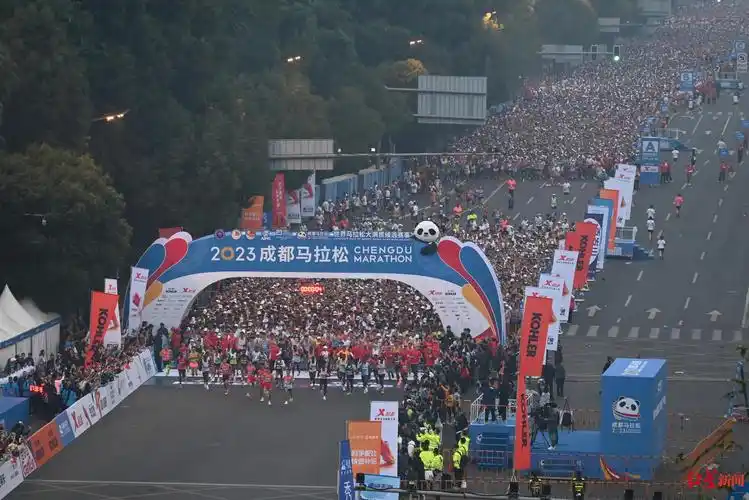 今日,成都马拉松鸣枪开跑