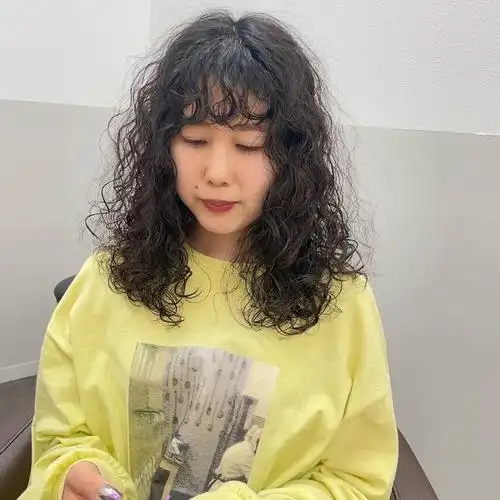 第三款:微卷中长发型