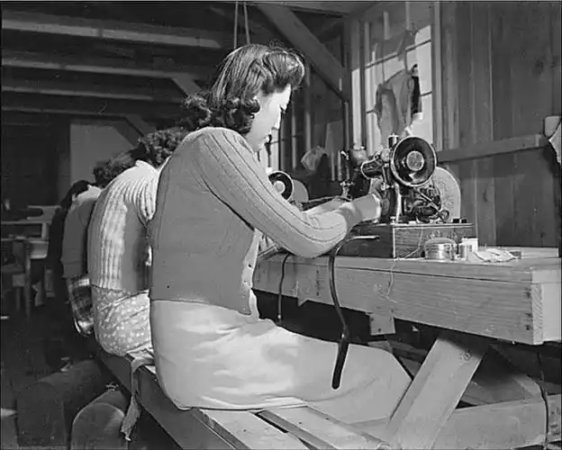 精编版:二战爆发,美国集中营当中的日裔美国女性历史照片集 (1941