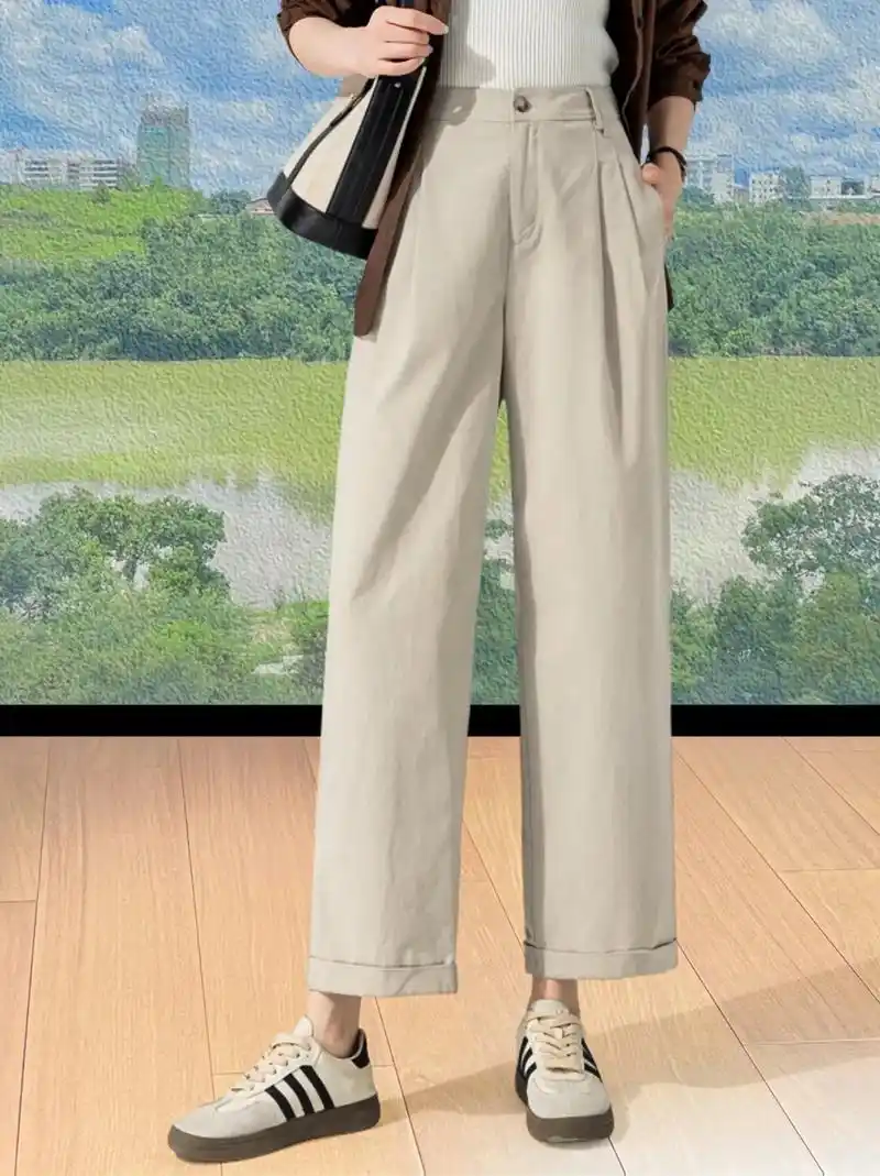 直筒设计,修身不紧绷,奶咖色调,复古中带着点小文艺,搭配白t或衬衫都