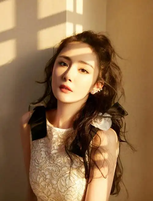 杨幂白色修身蕾丝礼裙高清原图查看