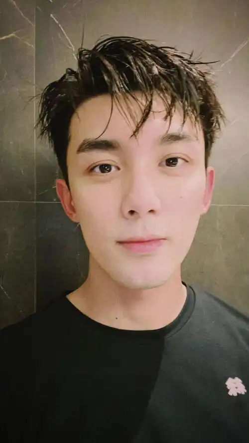 吴磊晒湿发自拍