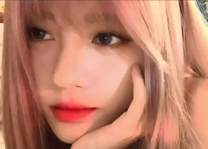 鞠婧祎挑战粉色发型,五官精致得不真实,乍一看像从漫画中走出来