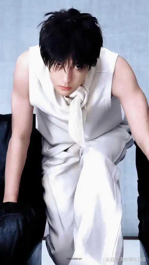 王一博elle七月刊封面# 沉静,矜贵,迷人!#王一博