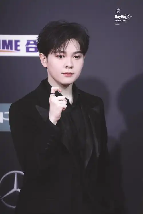 尤长靖微博之夜红毯饭拍,一身黑色西装的帅气尤