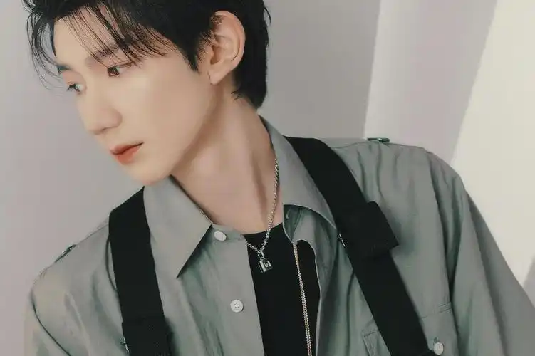 开一个王源弟弟的精品下颚线的帖子!