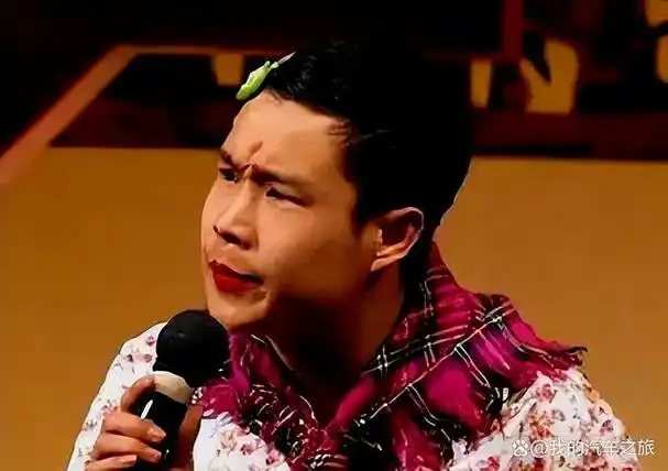 小沈阳,一位在中国广受欢迎的小品演员,因其独特的表演风格和幽默感而