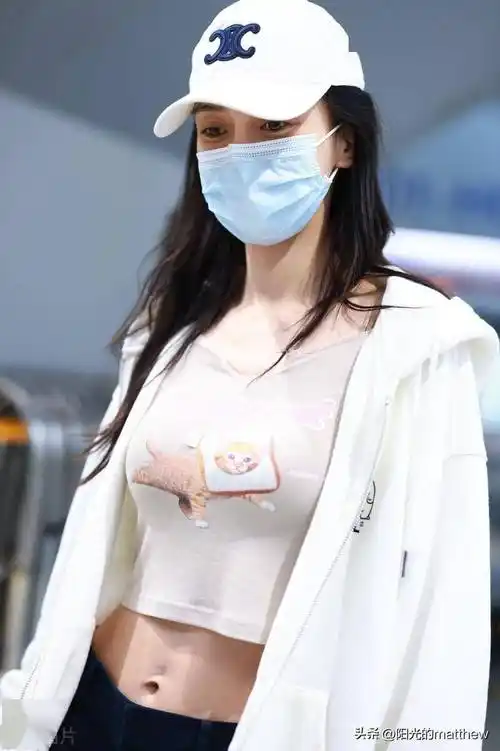 杨颖现身上海机场,露脐背心搭配工装裤时尚酷帅