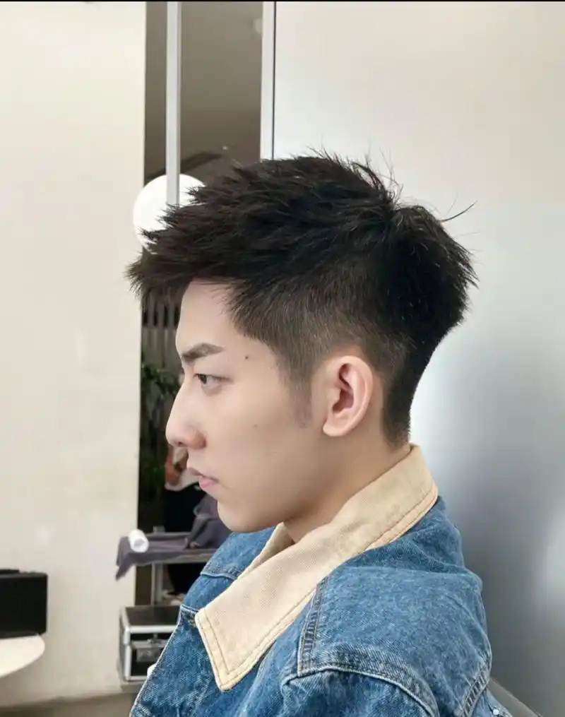 男生帅气前刺摩根发型 男孩子一定要尝试的立体前刺发型 男生发型立体