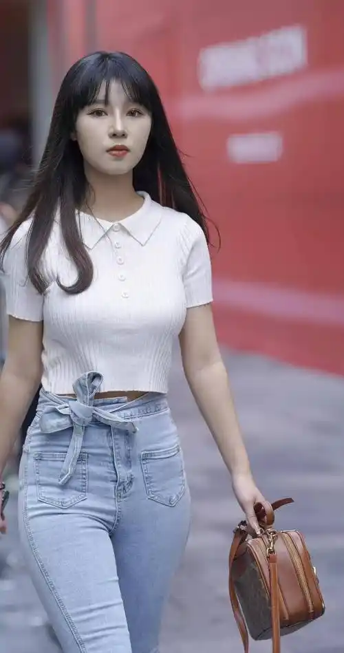 经典与休闲的完美结合:白色针织t恤搭配紧身牛仔裤_时尚_女性_组合