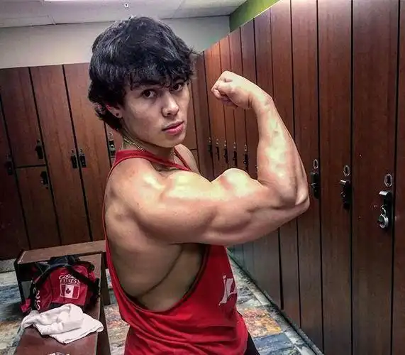 健身小伙秀手臂肌肉令人深感不可思议网友这又是一个伪自然