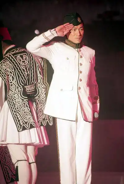 组图:刘德华一口气连唱七首歌 现场气氛火爆