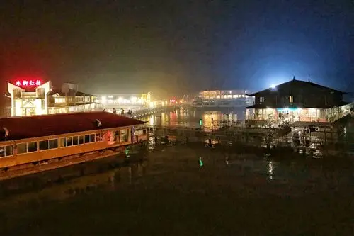 晚餐在金坛长荡湖蟹宴,晚餐很特别大家吃的兴致都很高.