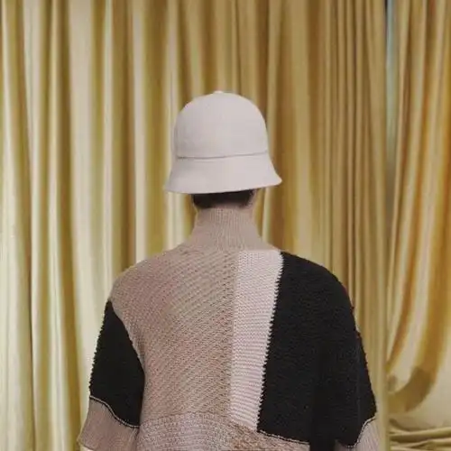 范丞丞新鲜的后脑勺又来了绿洲博主打卡到第26张背影照