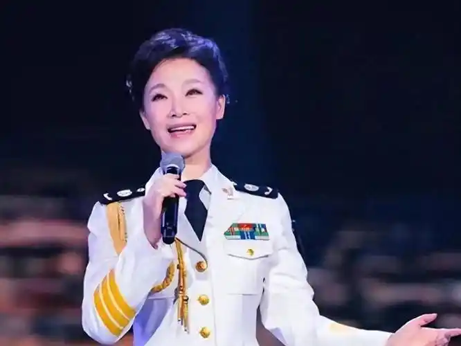 她被誉为军中花仙子,连续15年上春晚,男友患癌离世,52岁仍单身_吕薇