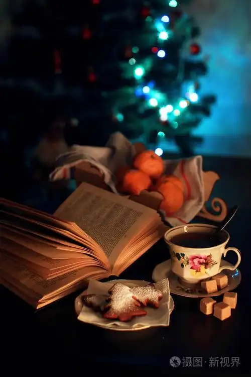 一杯茶和一本开着的书