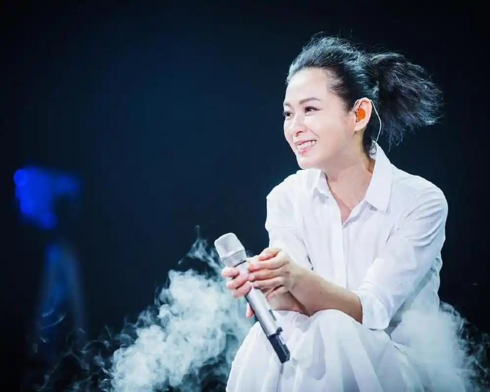 奶茶刘若英 她给人的感觉就是一种知性的女子,像奶茶一样醇香幼滑,让