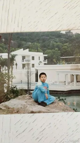 魏大勋晒童年照 时尚pose从未改变