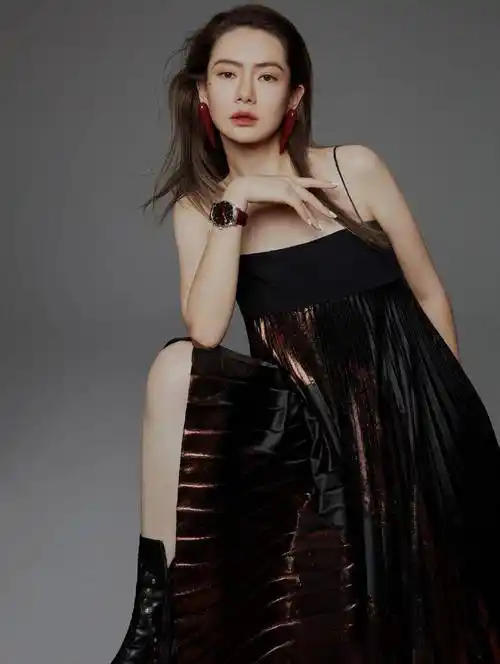 戚薇登杂志封面,"狮王"发型太狂野,一般人真不敢尝试_时尚_造型_风格