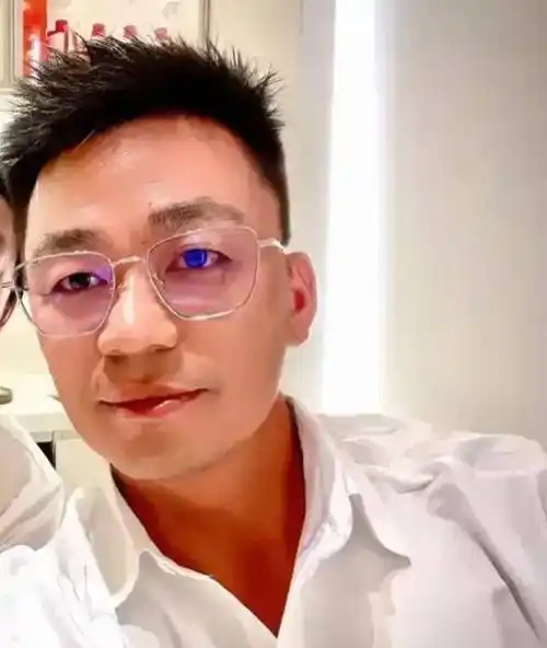 王宝强越来越洋气了,穿衬衫留飞机头儒雅绅士,戴眼镜神似汪小菲_中年