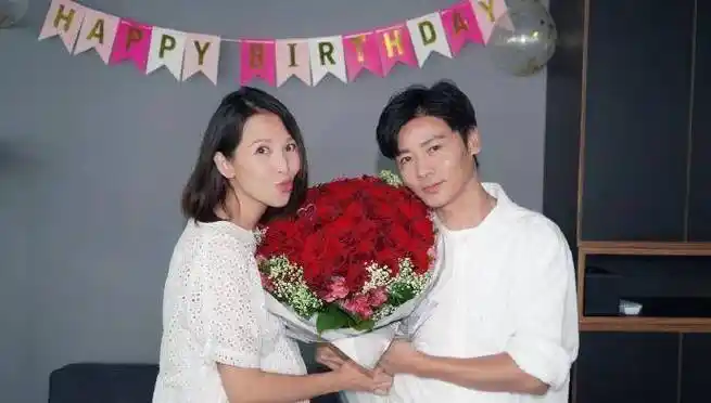 原创46岁蔡少芬晒旧照三胎产房照大不同老公张晋白t惹关注