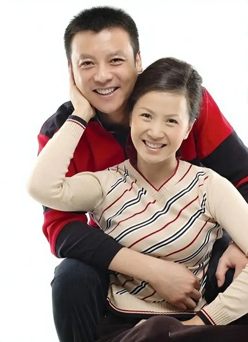 回顾演员赵越嫁二婚佟凡恩爱25年57岁无儿无女亦无悔