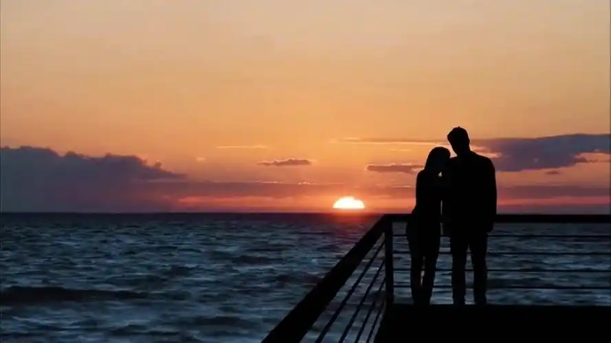 夕阳大海情侣#素材 #爱情 #日落 #落日余晖映晚霞一抹夕阳美如画