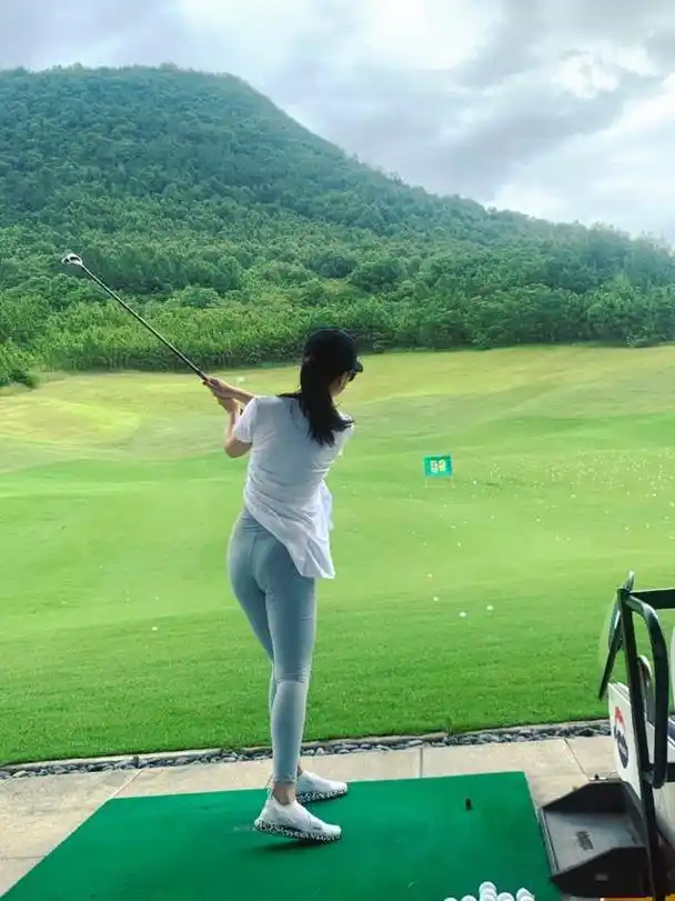 "梨涡女神"朱珠晒健身照!很瘦却有明显肌肉,汗涔涔的样子真美