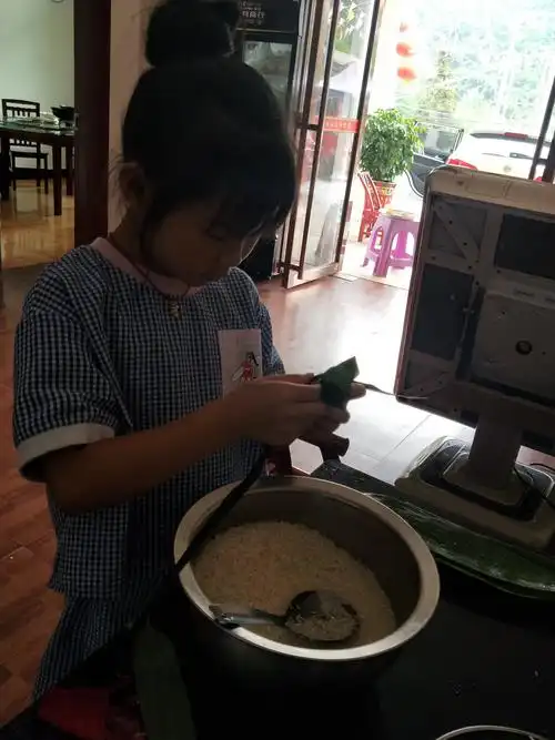 桂花园小学春苗中队于佳乐～端午节包粽子实践活动