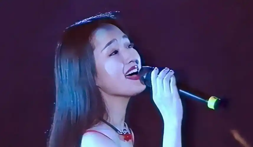 52岁杨钰莹现状曝光:前男友入狱,在深圳豪宅种辣椒,独居不寂寞