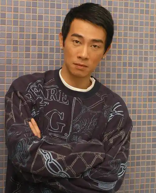 陈小春:即使现在幸福美满,但3000元卖掉的弟弟仍是最大的遗憾