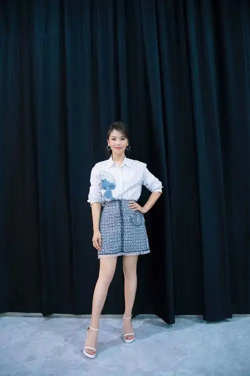 42岁刘涛做直播,白衬衫搭半身短裙,看到这状态不得不服