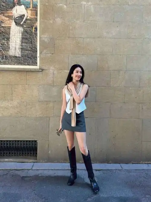 31岁杨采钰带火了一种洋气穿搭:马甲 短裙 长筒靴,显瘦又洋气