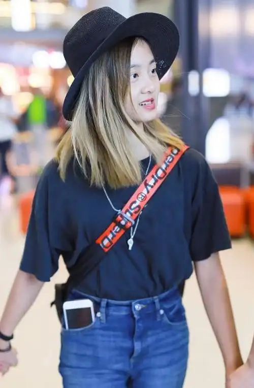 黄多多的穿着单从单品搭配上来看已经不像是个小孩