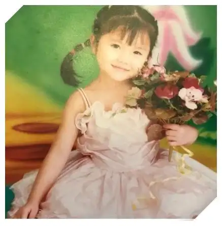 只不过小时候的她呆萌一点,现在的她风格偏酷;在这批秀出来的照片中