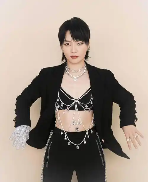 周笔畅挑战性感风却翻车,内衣加链条点缀显夸张,造型太用力了_视觉